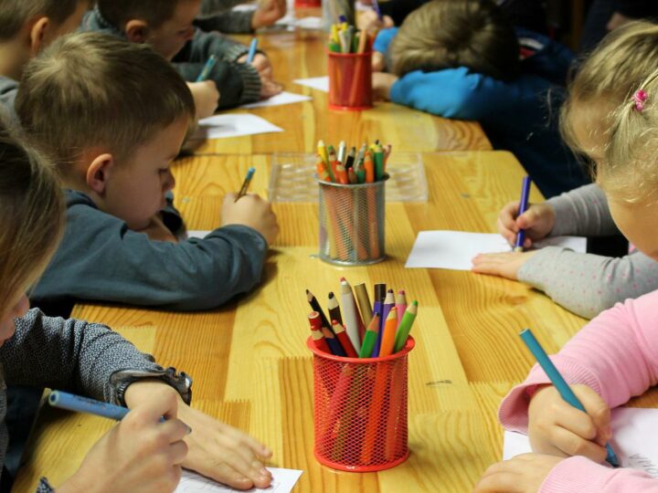 Religia w przedszkolach: czy zajęcia prowadzi się w każdej placówce?