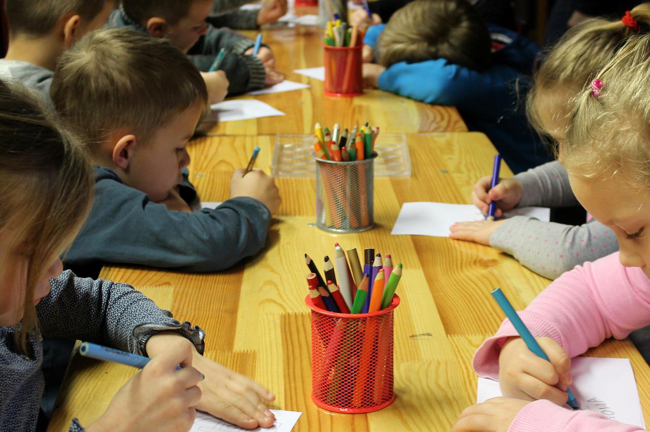Religia w przedszkolach: czy zajęcia prowadzi się w każdej placówce?