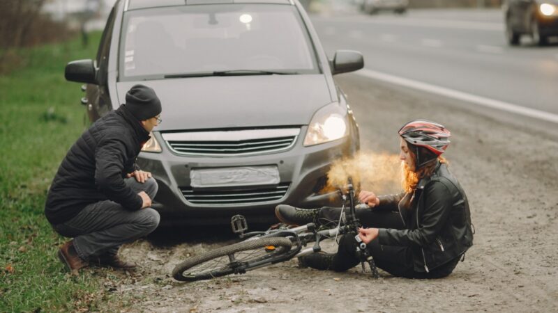 Zdarzenie drogowe na ulicy Radnych w Głoskowie: Motocyklista zderzył się z dostawczakiem