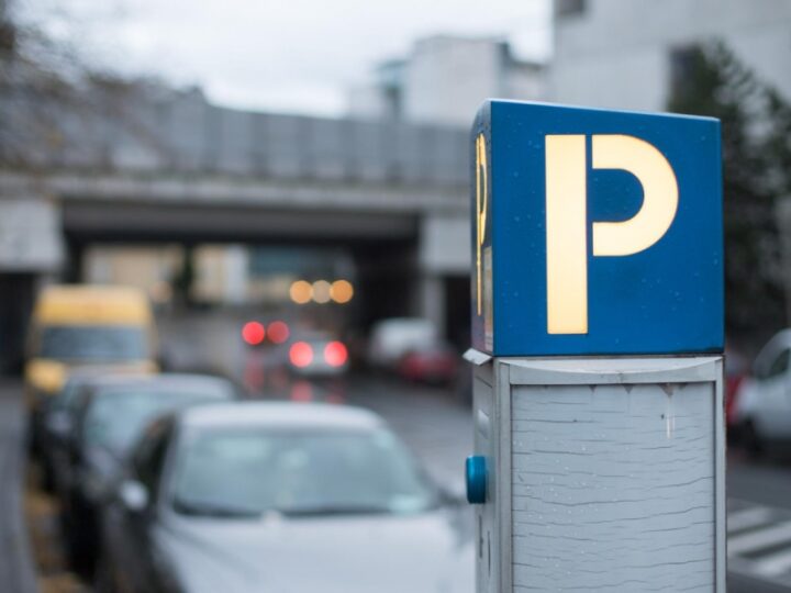 Wypadek na parkingu w Piasecznie: śmieciarka uderzyła w latarnię, ranny pracownik