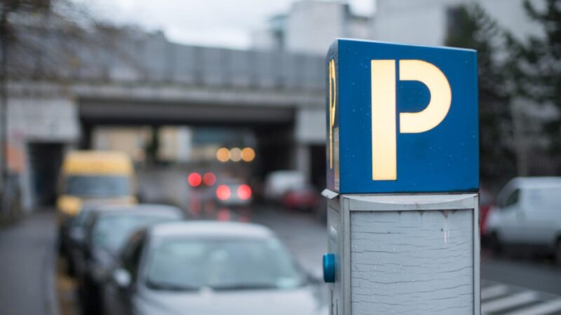 Wypadek na parkingu w Piasecznie: śmieciarka uderzyła w latarnię, ranny pracownik