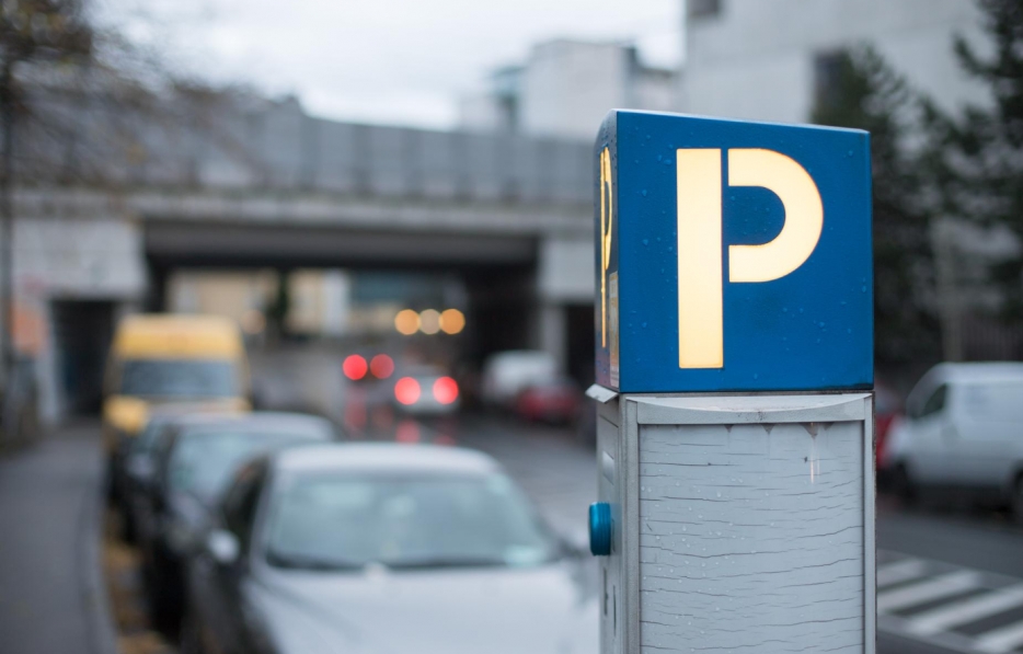 Wypadek na parkingu w Piasecznie: śmieciarka uderzyła w latarnię, ranny pracownik