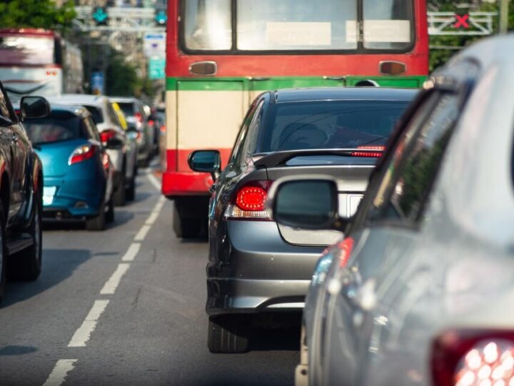 Kierowcy lekceważą zakaz wjazdu na przebudowywaną drogę nr 721, stwarzając niebezpieczeństwo na trasie