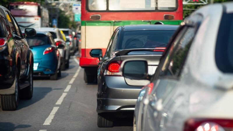 Kierowcy lekceważą zakaz wjazdu na przebudowywaną drogę nr 721, stwarzając niebezpieczeństwo na trasie