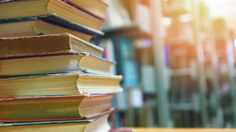 Odkryj historię kolejki wąskotorowej w bibliotece – wyjątkowa makieta czeka na Ciebie!