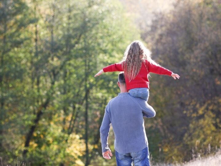 Sąsiedzi uratowali starszą panią i jej szczenięta dzięki czujności