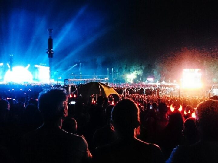 Bilety na koncerty w Hugonówce – idealny prezent dla bliskich!