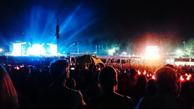 Bilety na koncerty w Hugonówce – idealny prezent dla bliskich!