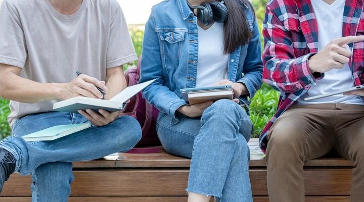 Maturzyści w Górze Kalwarii: Odkrywają możliwości edukacyjne na Targach Akademickich