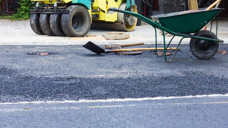 Rewolucja w naprawach dróg: gmina zyskuje recykler asfaltu