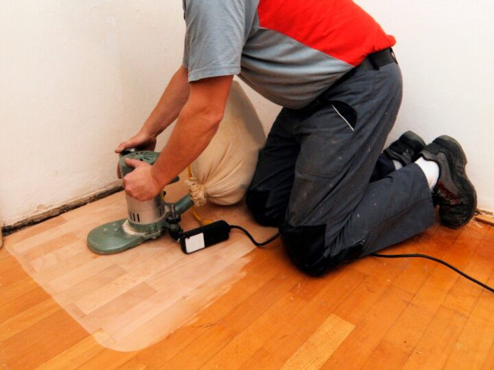 Drugie życie drewna. Dlaczego mieszkańcy Piaseczna coraz częściej rezygnują z paneli na rzecz renowacji parkietu?