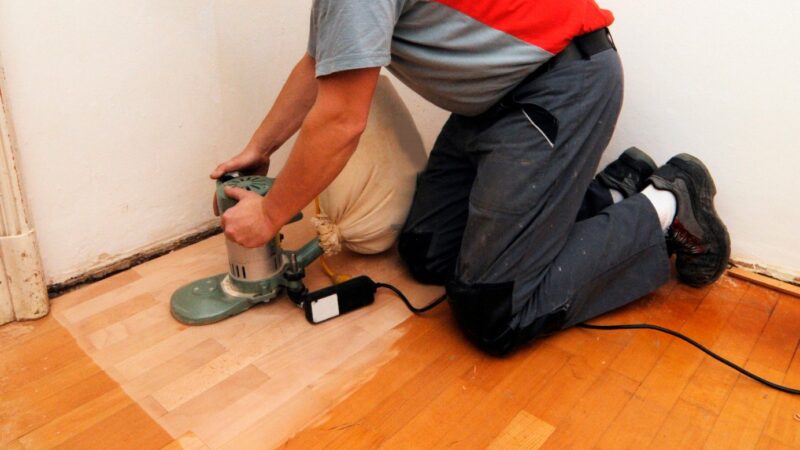 Drugie życie drewna. Dlaczego mieszkańcy Piaseczna coraz częściej rezygnują z paneli na rzecz renowacji parkietu?