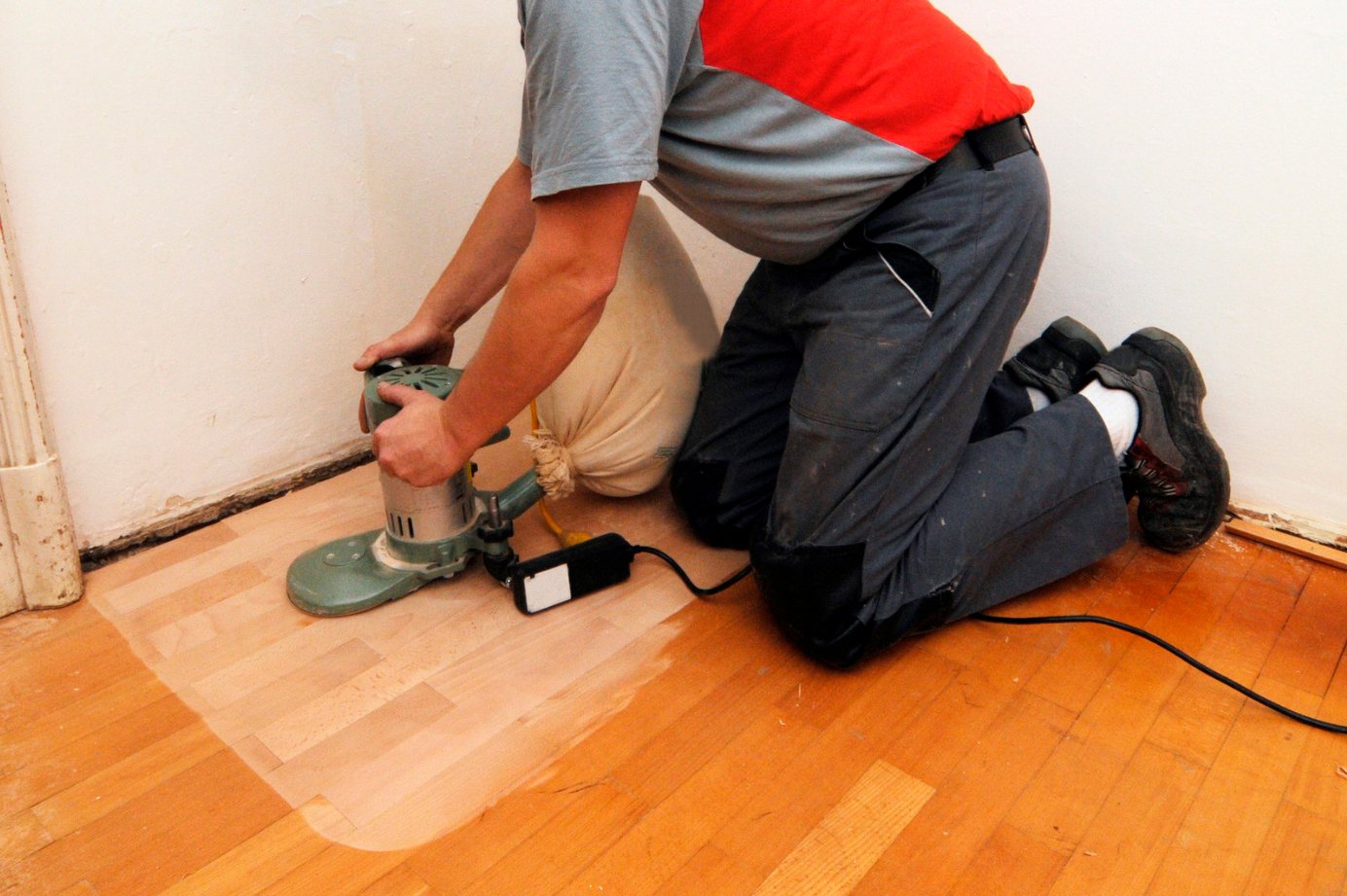 Drugie życie drewna. Dlaczego mieszkańcy Piaseczna coraz częściej rezygnują z paneli na rzecz renowacji parkietu?