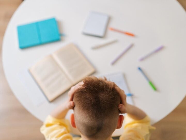 Uczniowie z Piaseczna witają wiosnę z Marzanną w bibliotece