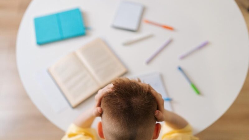 Uczniowie z Piaseczna witają wiosnę z Marzanną w bibliotece