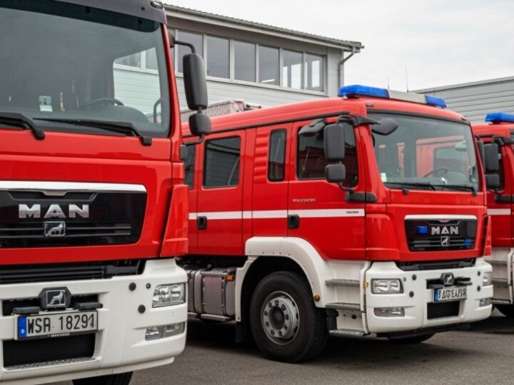 Niebezpieczne drzewo usunięte w Konstancinie-Jeziornie przez straż pożarną