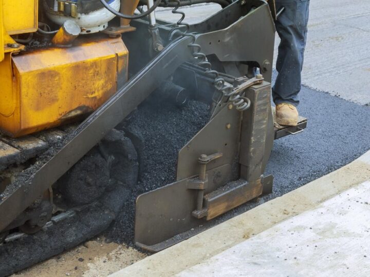 Rozpoczynają się prace: lotnisko w rozbudowie i remonty dróg w gminie!