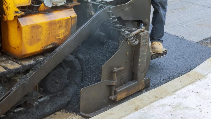 Rozpoczynają się prace: lotnisko w rozbudowie i remonty dróg w gminie!