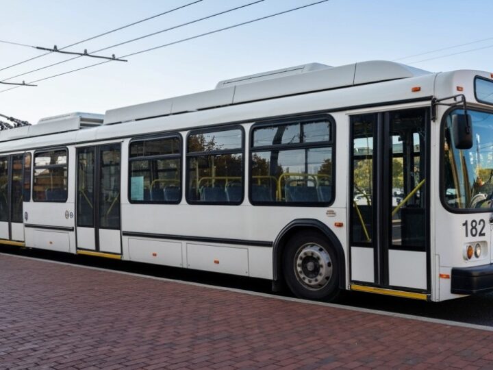 Linia L16 znów na Kępie Okrzewskiej – nowe przystanki i zmiany w kursach!