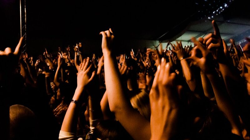 Muzyczne emocje w Konstancinie: Roman Rogowiecki i niezwykła wystawa autografów gwiazd