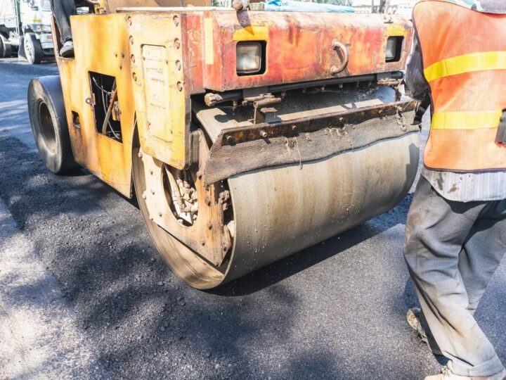 Nowa droga na ulicy Błońskiej w Tarczynie: remont w toku!