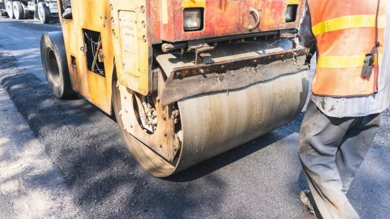 Nowa droga na ulicy Błońskiej w Tarczynie: remont w toku!