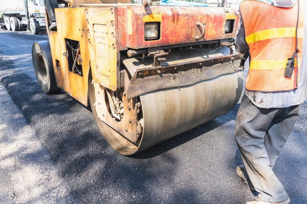 Nowa droga na ulicy Błońskiej w Tarczynie: remont w toku!