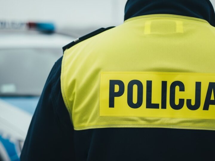 Pościg za kierowcą Nissana: ucieczka kończy się w drzewie, a poszukiwany trafia do aresztu