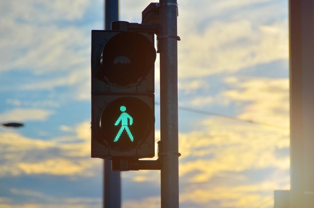 Bezpieczne przejście na czerwonym świetle – lekcja dla przedszkolaków